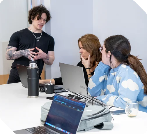 Un equipo multidisciplinario debatiendo ideas en conjunto